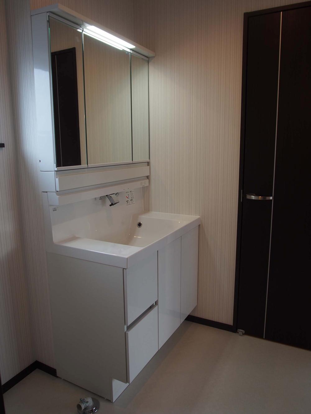 Wash basin, toilet. Wide 90 cm vanity