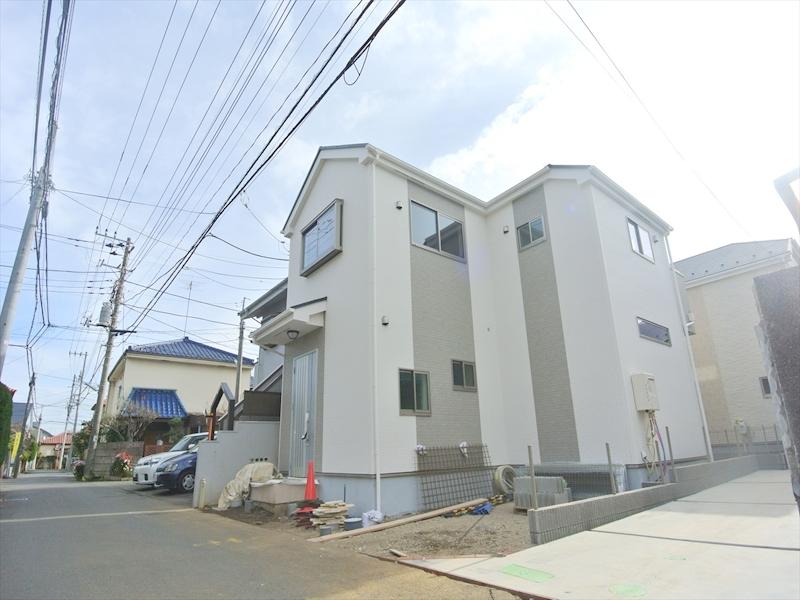 Local photos, including front road. Local (12 May 2013) Shooting