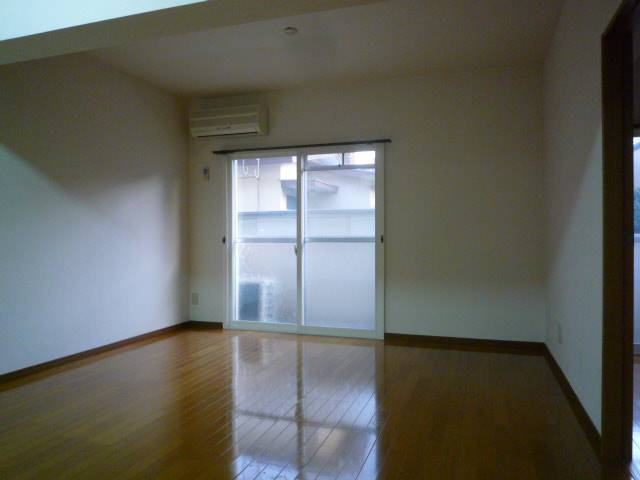 Living and room. Spacious 11 Pledge of living