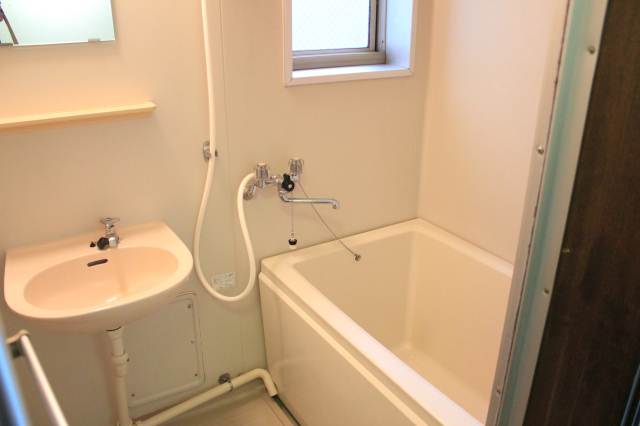 Bath. With window (Photo No. 104)