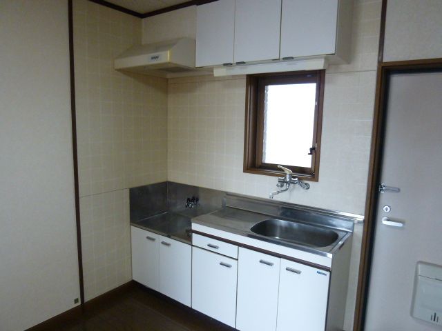Kitchen. Two-burner gas stove can be installed