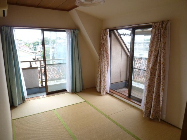 Living and room. 2 side lighting of the room in the corner room