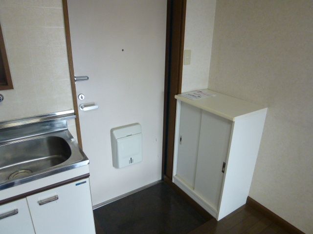 Living and room. It comes with a shoebox