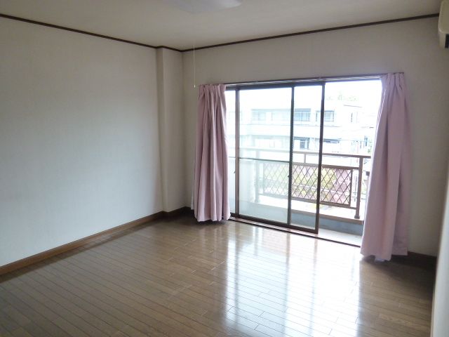 Living and room. Spacious 8 quires of Western-style