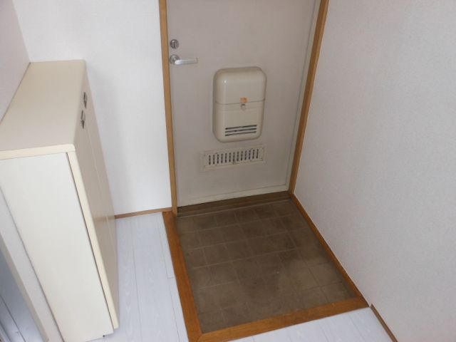 Entrance. Entrance clean, with cupboard