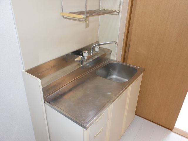 Kitchen. Recommended for self-catering school a gas stove can be installed