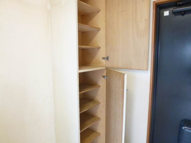 Entrance. Shoebox Open