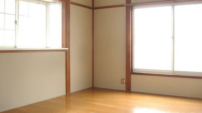 Living and room. Large bay windows with a two-sided lighting corner room