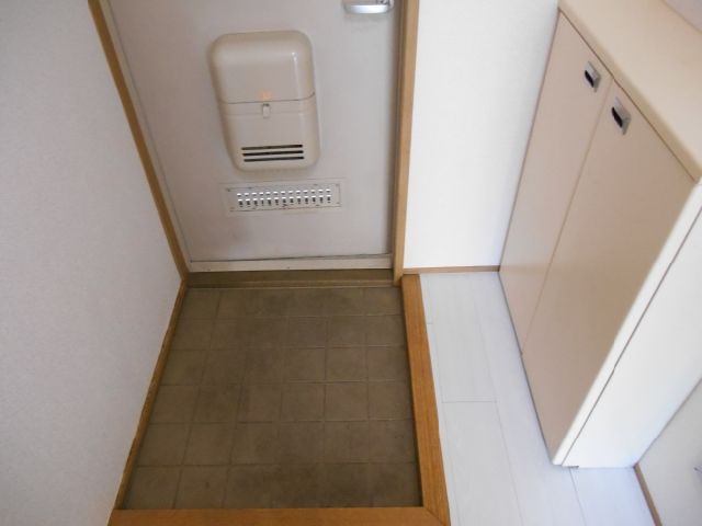 Entrance. Entrance clean with a shoebox