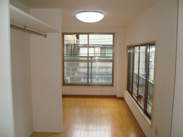 Living and room.  ☆ 10 Pledge room ☆ 