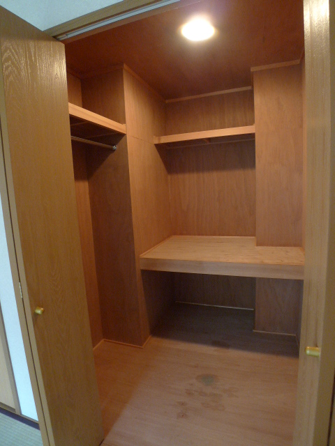 Receipt. Walk-in closet