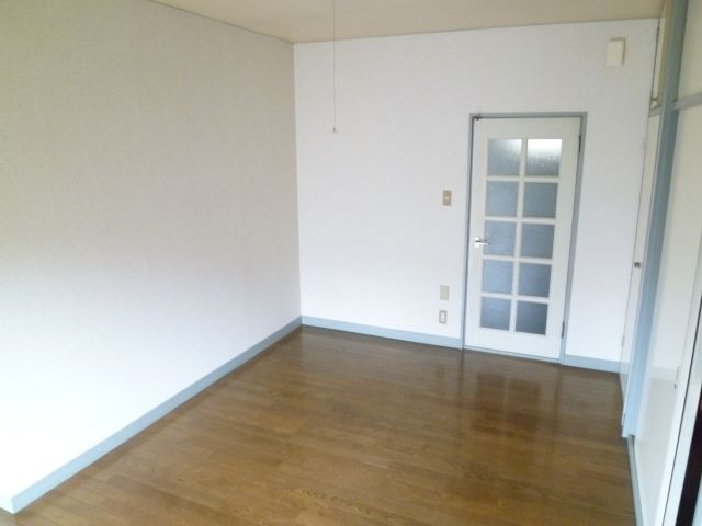 Living and room. Very wide ~ It has a living room. 