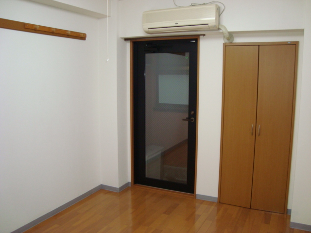 Living and room.  ☆ Storage room!  ☆ 