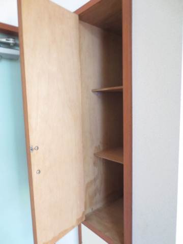 Entrance. There shoebox