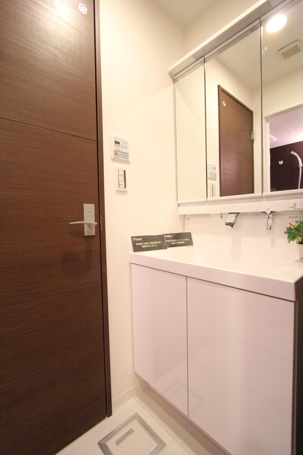 Wash basin, toilet. Interior