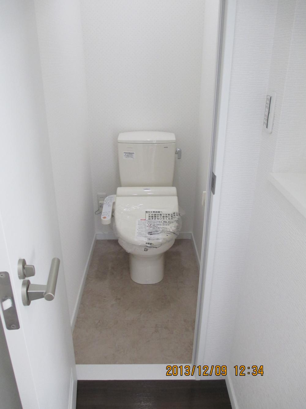 Toilet. Indoor (12 May 2013) Shooting