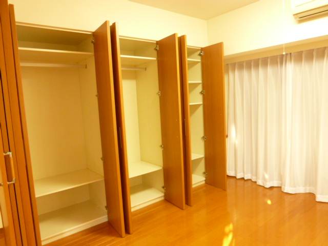 Receipt. Wall-to-wall storage