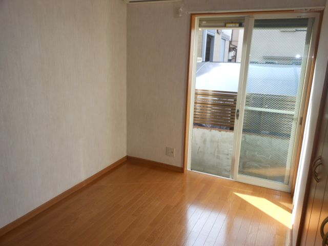 Living and room. It is sunny on the first floor on the south-facing