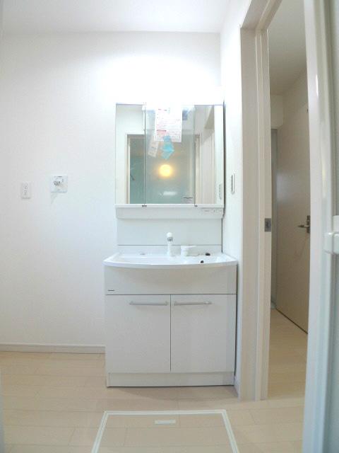 Wash basin, toilet. Wash room (Building 2)