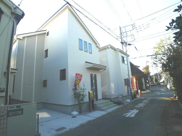 Local photos, including front road. Local appearance photo