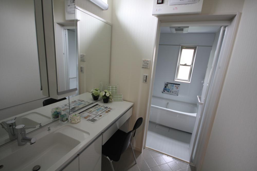 Wash basin, toilet. Indoor (September 2013) Shooting