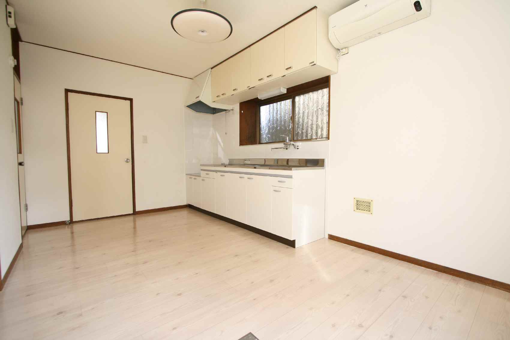 Living and room. Living 7 Pledge