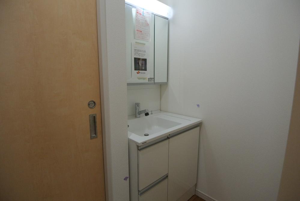 Wash basin, toilet. Interior