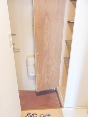 Entrance. Entrance ・ Shoebox