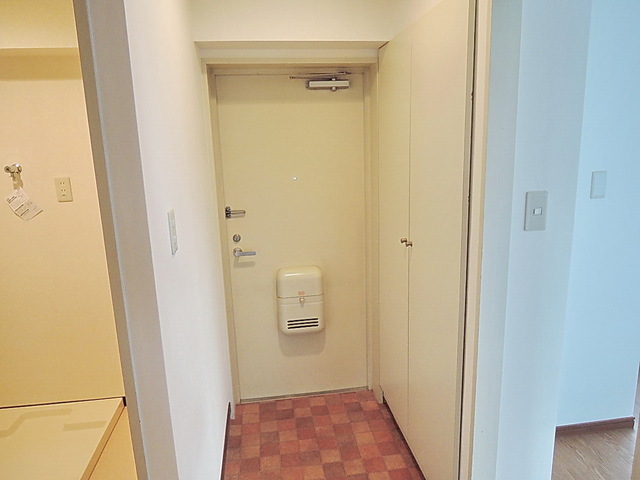 Entrance. With shoes case ・ Entrance