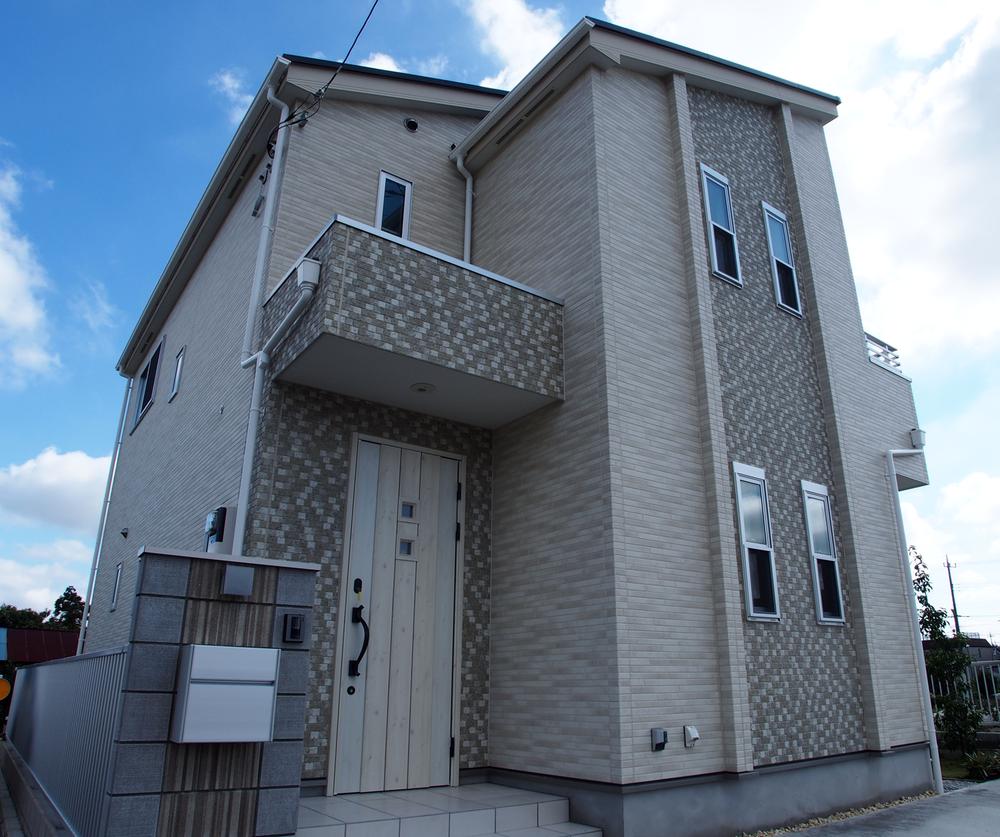 Building plan example (exterior photos). Same specifications appearance