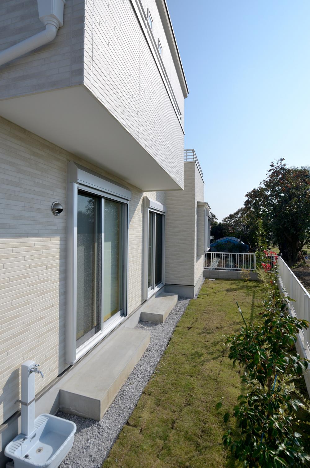 Building plan example (exterior photos). Lawn finish (same specifications)