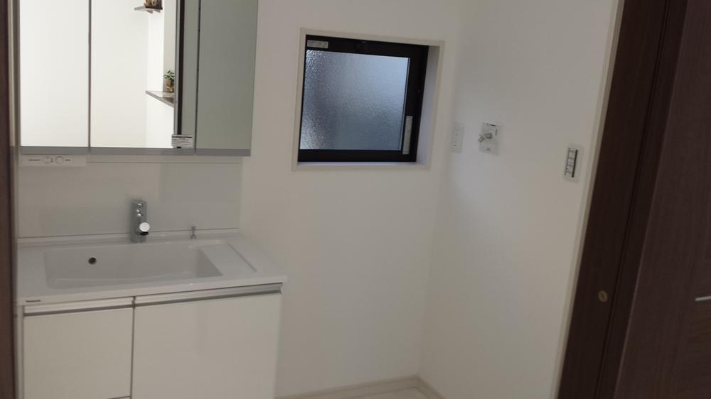 Wash basin, toilet. Indoor (12 May 2013) Shooting