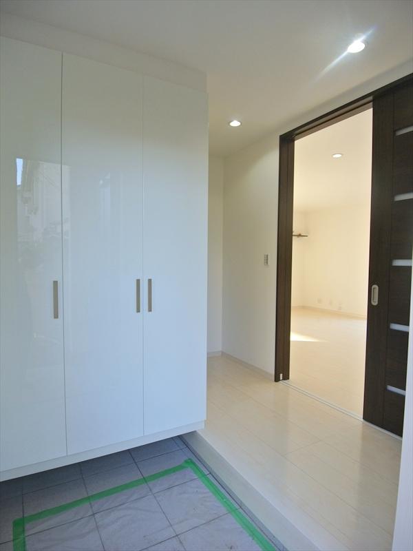 Entrance. Local (12 May 2013) Shooting