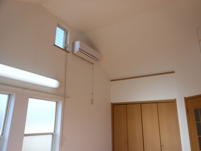 Living and room. Facing south in the day good. 7.2 Pledge and the spread of the flooring of the room