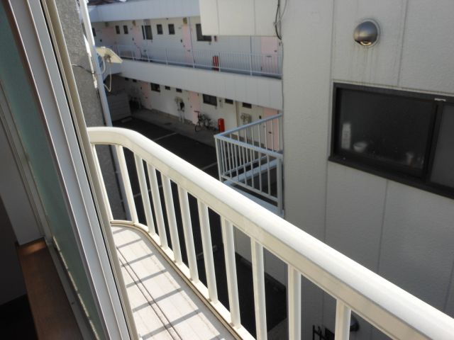 Balcony. Facing south in the day good. Laundry is Jose