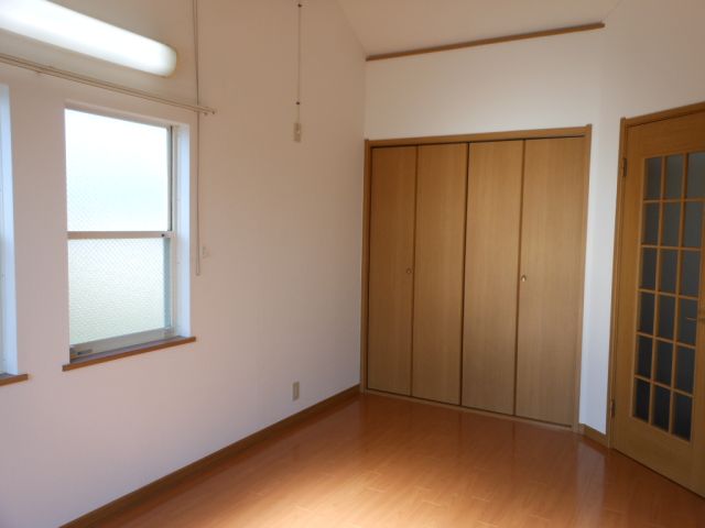 Living and room. Facing south in the day good. 7.2 Pledge and the spread of the flooring of the room