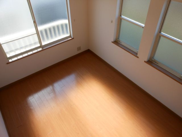 Living and room. Facing south in the day good. 7.2 Pledge and the spread of the flooring of the room