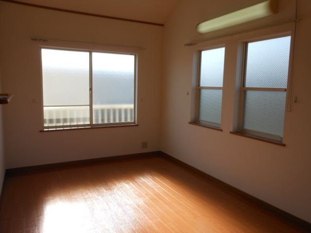 Living and room. Facing south in the day good. 7.2 Pledge and the spread of the flooring of the room