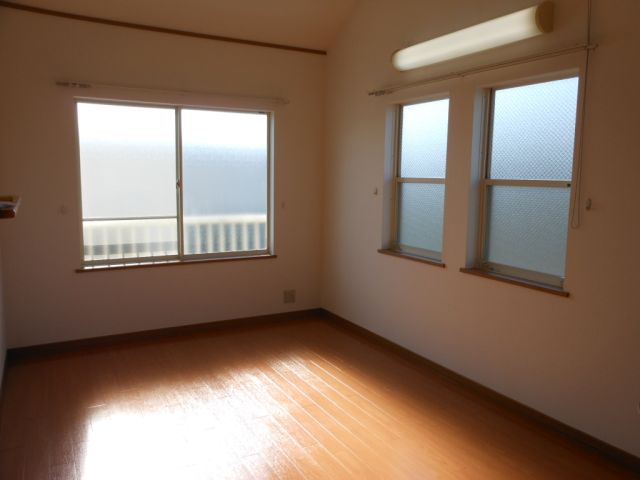 Living and room. Facing south in the day good. 7.2 Pledge and the spread of the flooring of the room