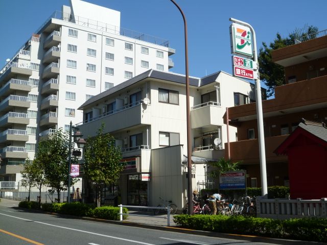 Convenience store. 420m to Seven-Eleven (convenience store)
