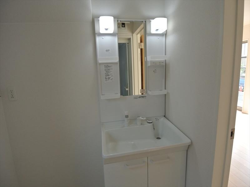 Wash basin, toilet. Local (10 May 2013) Shooting