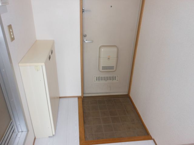 Entrance. Entrance clean, with cupboard