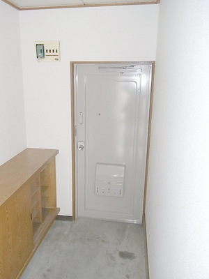 Entrance. Entrance ・ Shoebox