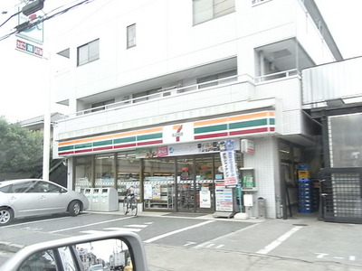 Convenience store. 250m to Seven-Eleven (convenience store)