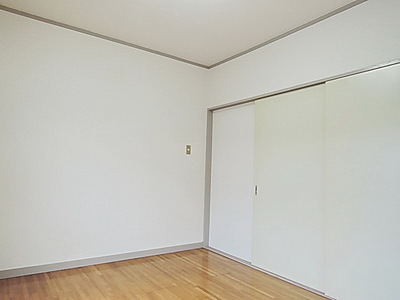 Other room space. Sunny Western-style 6 Pledge