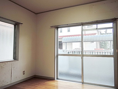 Living and room. Sunny Western-style 6 Pledge