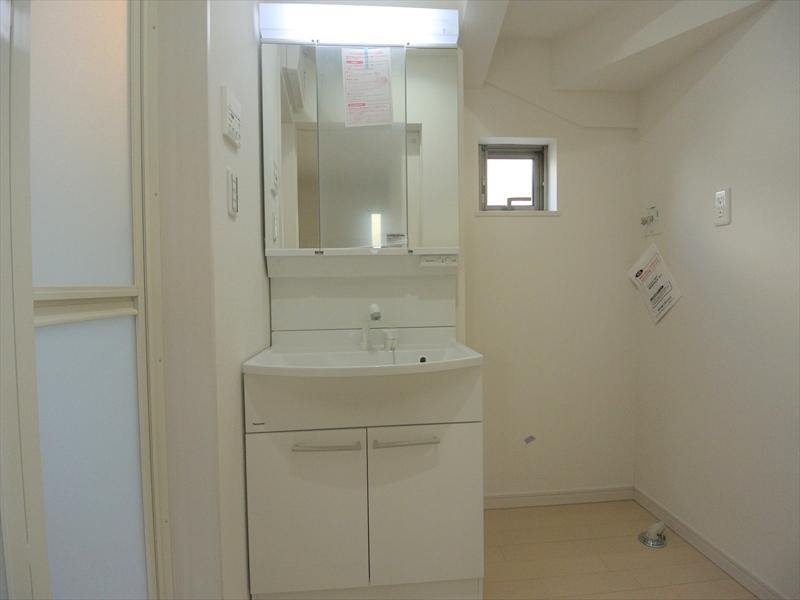 Wash basin, toilet. Local (12 May 2013) Shooting