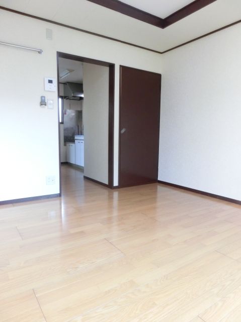 Living and room. Closet type