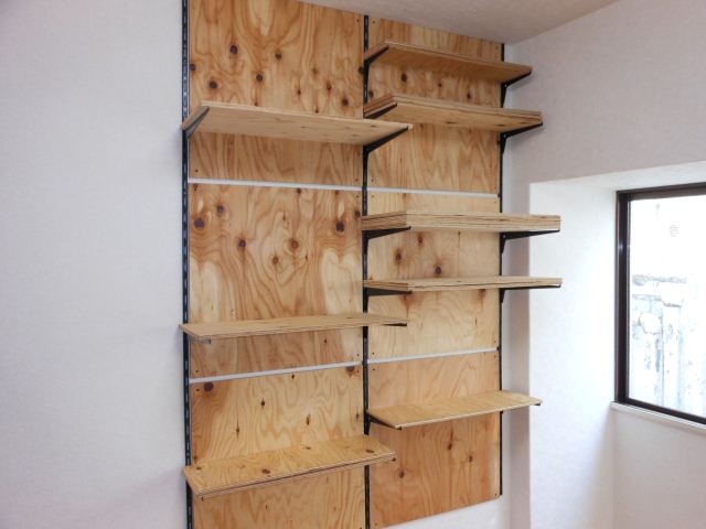 Receipt. Stylish shelf will is attached to the wall of the room ☆