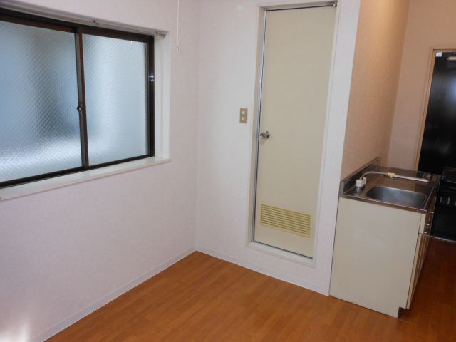 Living and room. Windows are two certain rooms ☆